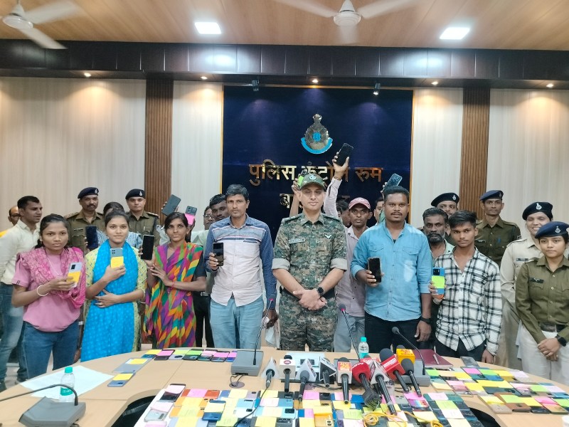 पुलिस कंट्रोल रूम में पुलिस अधीक्षक ने कुछ लोगों को सौंपा मोबाइल