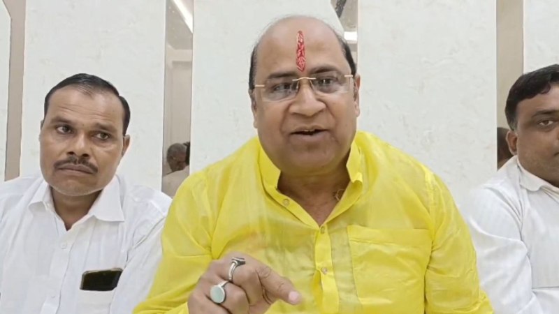 बातचीत करते भाजपा विधायक सुरेंद्र मैथानी