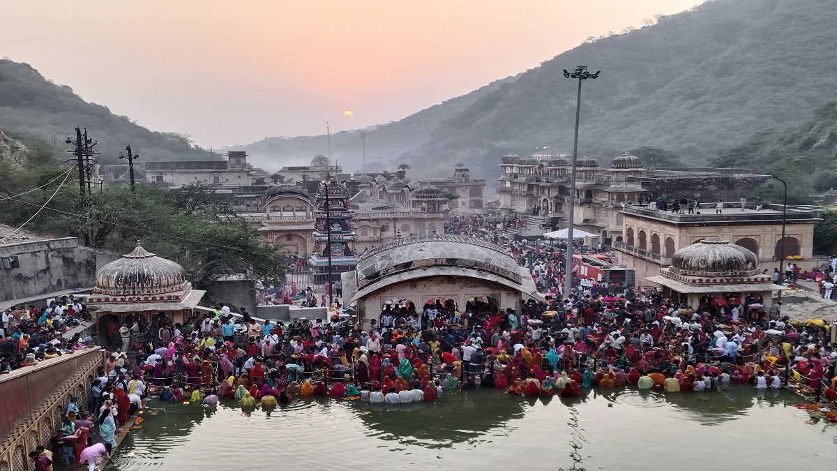 Chhath Puja 2024 : जयपुर में व्रतियों ने डूबते सूर्य को दिया अर्घ्य, तस्वीरों
में देखें छठ पर्व की रौनक