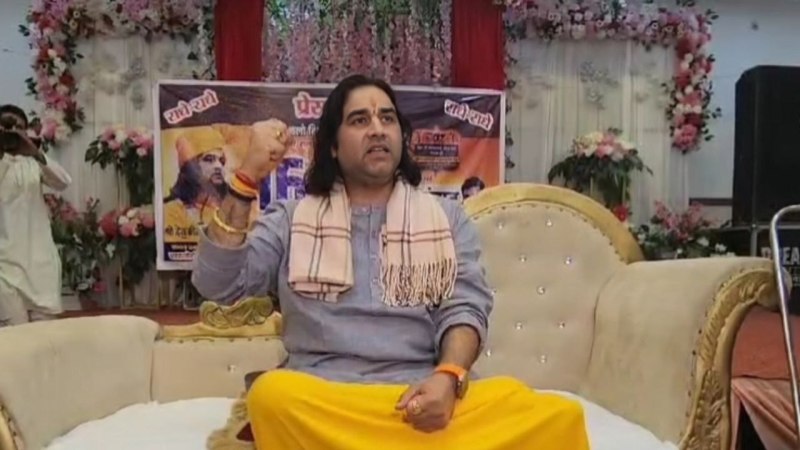 पत्रकारों से बातचीत करते विख्यात कथा वाचक ठाकुर देवकीनंदन महाराज