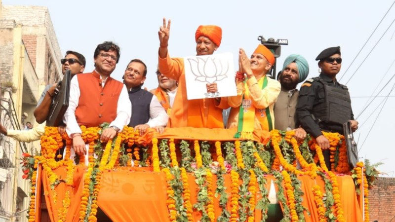 मुख्यमंत्री योगी आदित्यनाथ के रोड शो की झलक
