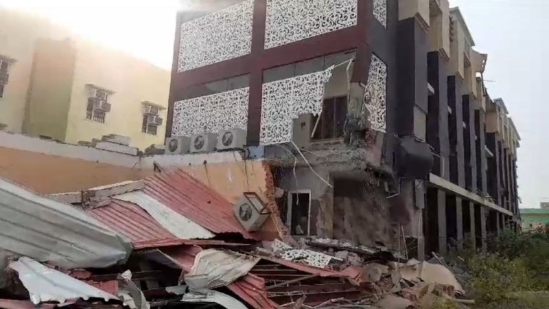 गैंगस्टर के होटल पर चला बुलडोजर (फाइल फोटो)