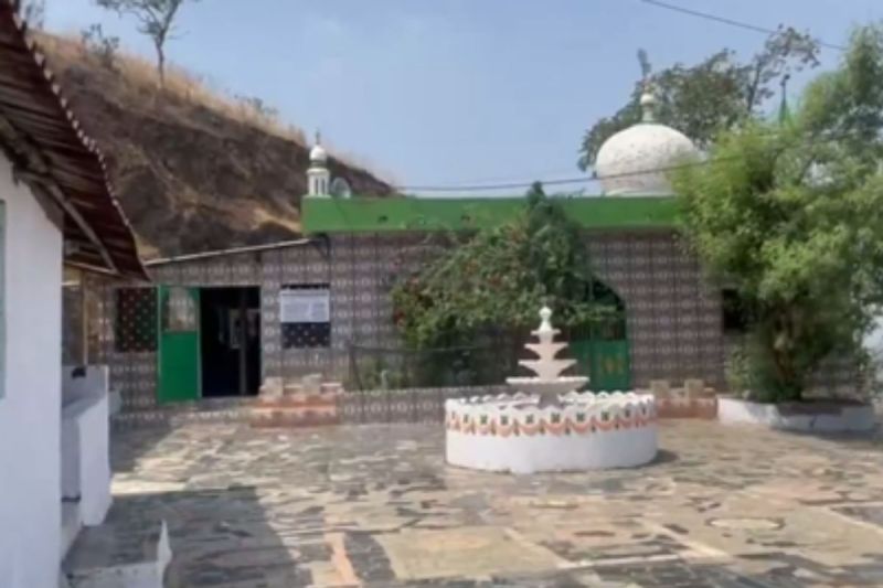 Illegal Dargah: अंतरराष्ट्रीय हवाई अड्डे के पास अवैध दरगाह ध्वस्त, सिडको और पनवेल पुलिस ने की कार्रवाई