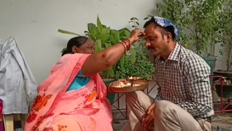 भैया दूज पर भाई को तिलक करती बहन
