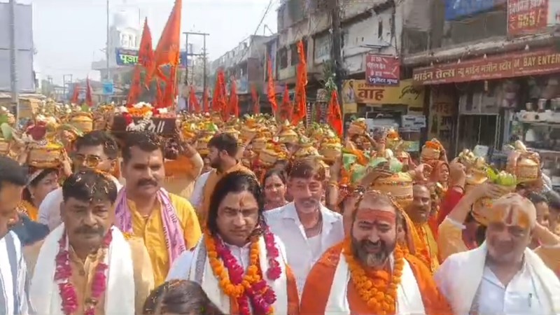 सनातन यात्रा में शामिल देवकीनंदन ठाकुर, सदर विधायक पंकज गुप्ता व अन्य