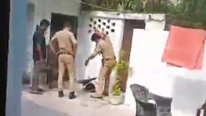 युवक की पिटाई करती पुलिस