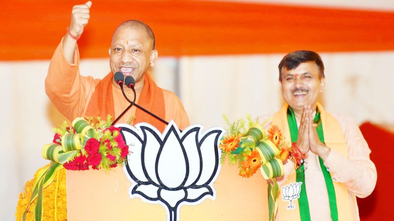 मुख्यमंत्री योगी आदित्यनाथ के साथ मंच पर मौजूद बीजेपी प्रत्याशी