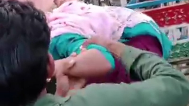 घायल किशोरी को ले जाते परिजन