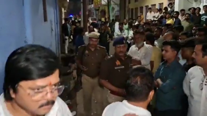 घर के सामने लगी लोगों की भीड़, पुलिस अधिकारी भी पहुंचे मौके पर