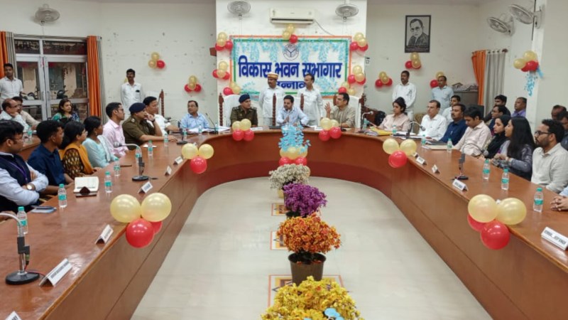 विकास भवन आयोजित बैठक में जिलाधिकारी, पुलिस अधीक्षक मौजूद