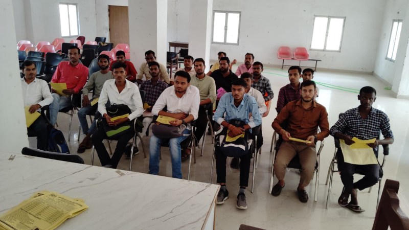 इंटरव्यू देते इच्छुक अभ्यर्थी