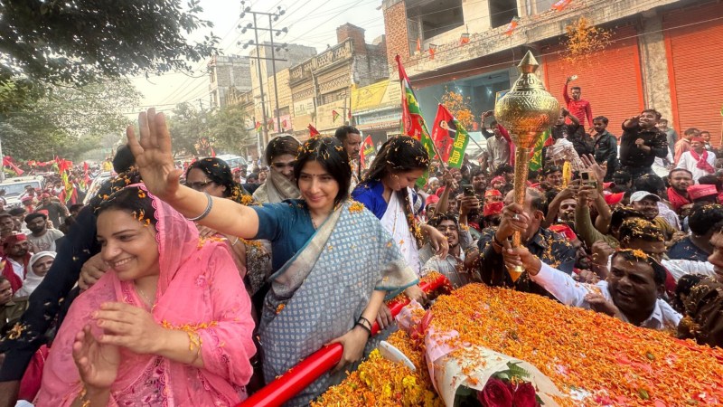 कानपुर में डिंपल यादव का रोड शो