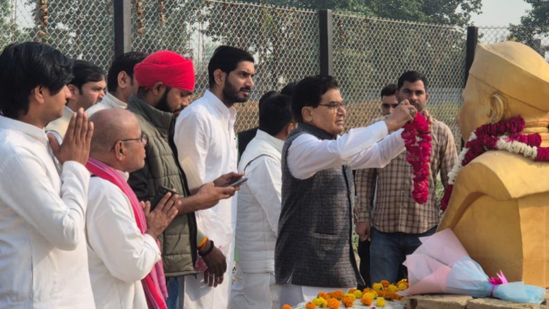 स्व. मुलायम सिंह यादव को श्रद्धांजलि अर्पित करते प्रोफेसर रामगोपाल यादव