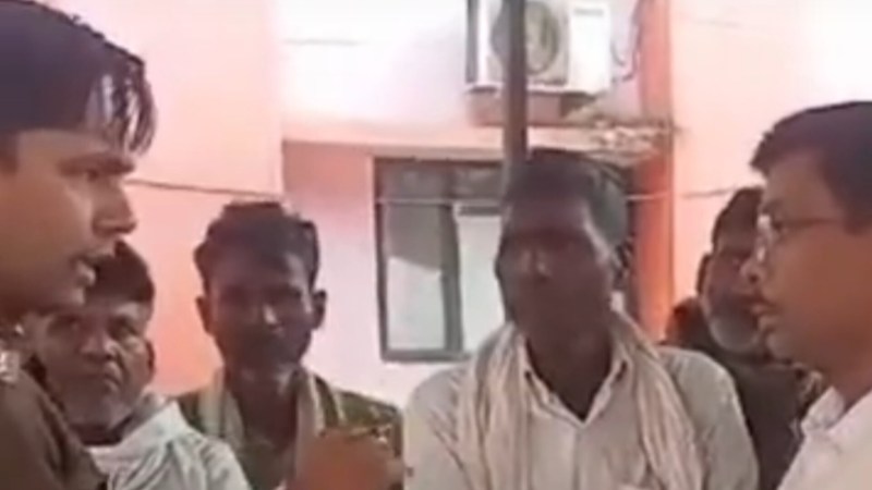 मृतक परिजन से बातचीत करती पुलिस