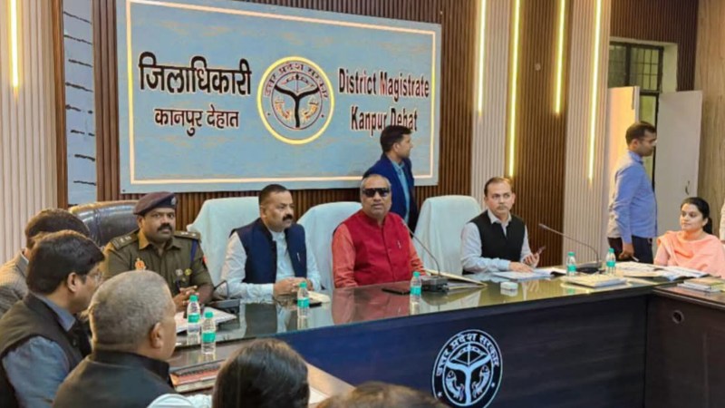 कानपुर देहात कलेक्ट्रेट में विकास कार्यक्रम की समीक्षा बैठक करते डॉ संजय निषाद