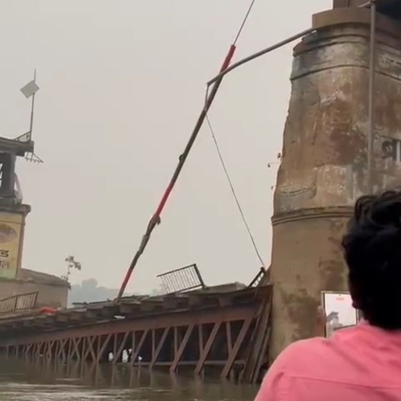 कानपुर-उन्नाव के बीच बने पुल का एक हिस्सा नदी में गिरा