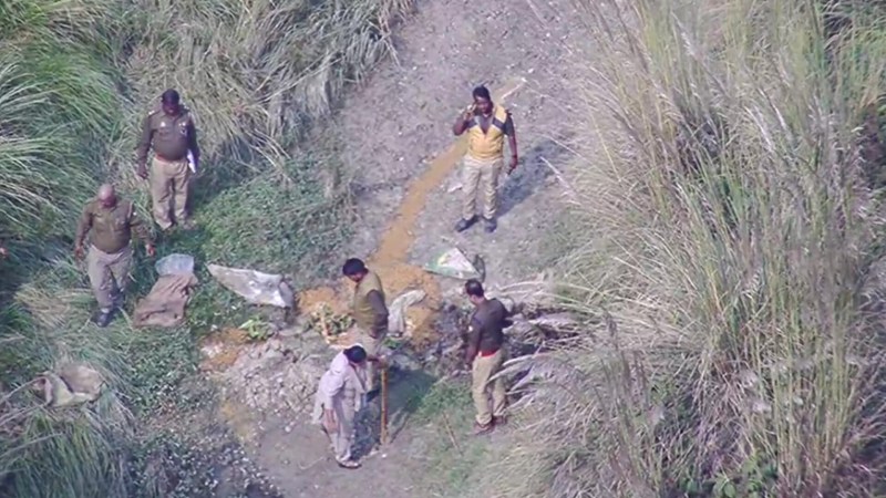 जंगल में बनाई जा रही अवैध शराब