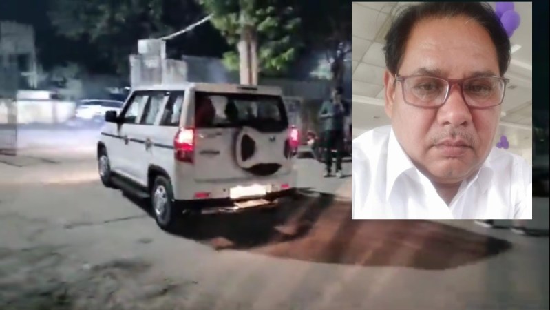 इटावा में गिरफ्तार वरिष्ठ सहायक को लेकर जाती विजिलेंस, गिरफ्तार बाबू की फोटो