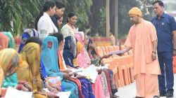 CM Yogi Janta Darshan: सीएम योगी का जनता दर्शन, गोरखपुर में सुनी 200 लोगों की
समस्याएं - image