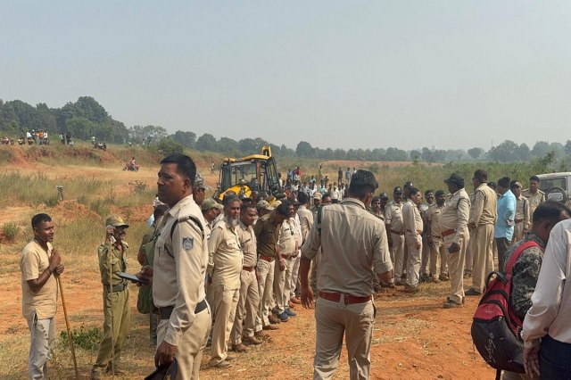 हाथी शावक की रेस्क्यू के लिए मुस्तैद अमला।