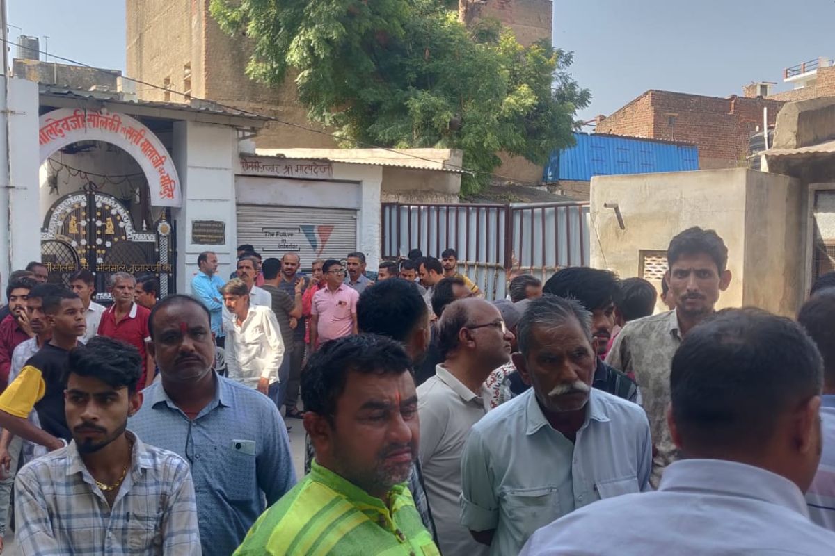 Mother and 2 children burnt alive in a fire caused by a short circuit