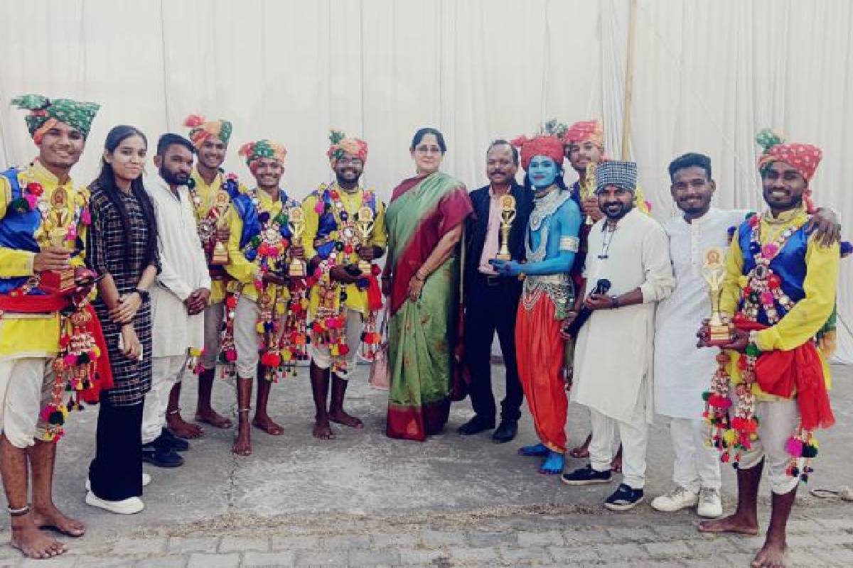 समूह नृत्य में बरेदी नृत्य की प्रस्तुति