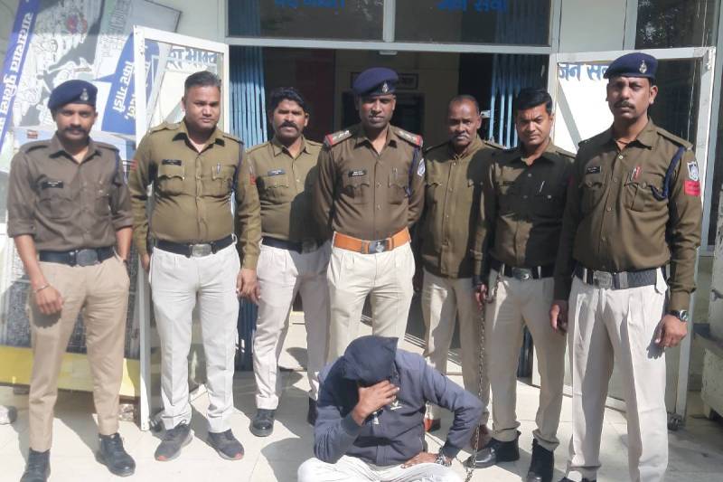 पुलिस गिरफ्त में आरोपी