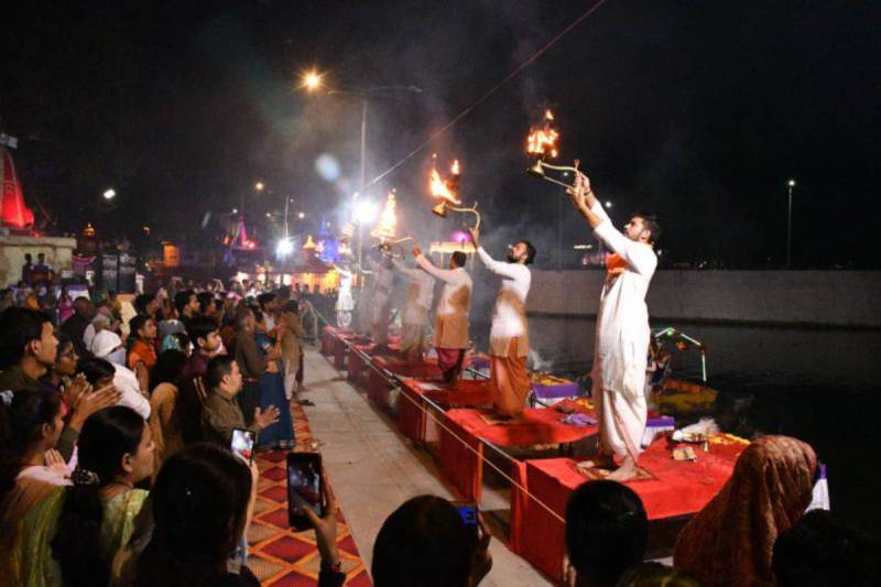 आरती में शामिल होने के लिए उमड़े श्रद्धालु