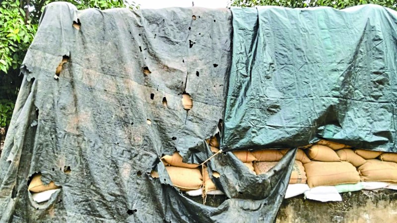 बंगाल की खाड़ी में उठे फेंगल चक्रवात का असर जिले में भी देखने को मिला। सुबह से बदली छाई रही व हलकी बारिश के साथ बूंदाबांदी भी हुई लेकिन जिले के धान खरीदी केंद्रों में धान की सुरक्षा पर जिला प्रशासन ने ध्यान ही नहीं दिया। हालांकि सारी व्यवस्थाएं होने का दावा जरूर किया पर केंद्रों में धान की सुरक्षा की स्थिति बद से बदतर है।