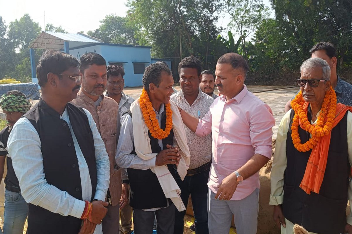 Paddy procurement begin: धान बेचने आए किसानों का कलेक्टर ने माला पहनाकर किया स्वागत, मिठाई भी खिलाई