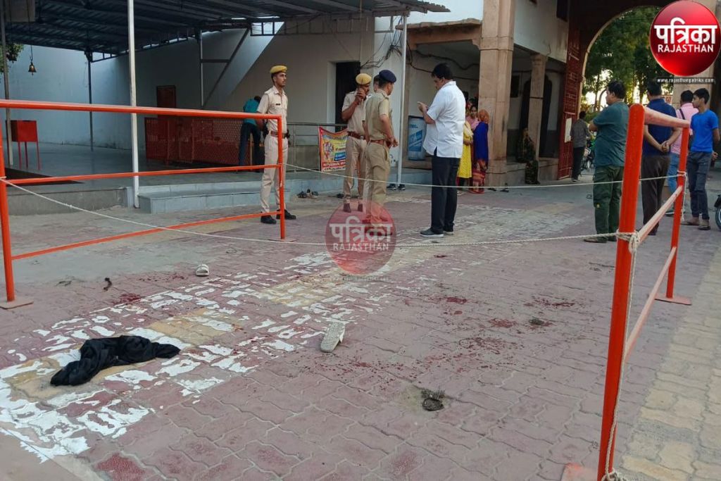 Watch Video : नागा साधु ने मंदिर के महंत पर चाकू से किए कई वार, कंबल में छुपाकर लाया था हथियार