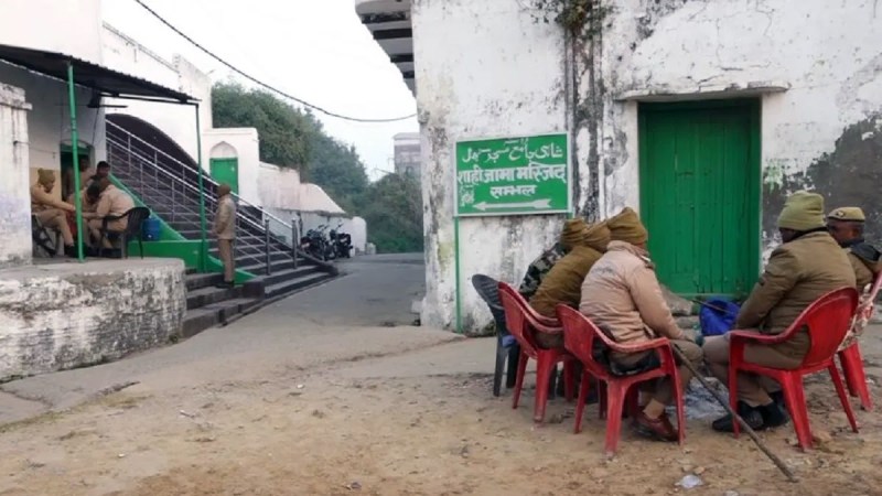 Police detained Shiv Sainiks who were going to perform Jalabhishek in Sambhal