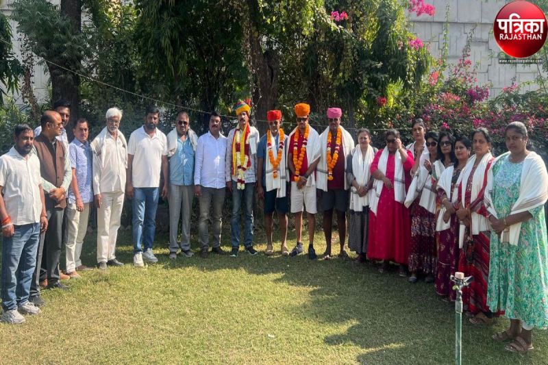 VIDEO : बैंगलुरु के सैलानियों का पाली में राजस्थानी परंपरा से स्वागत, बोले : मारवाड़ी भाषा को मिले मान