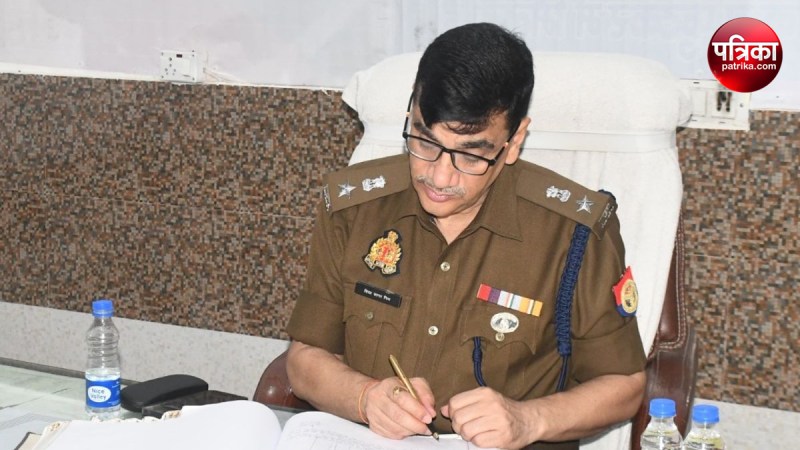 SP made two constables line up in Rampur