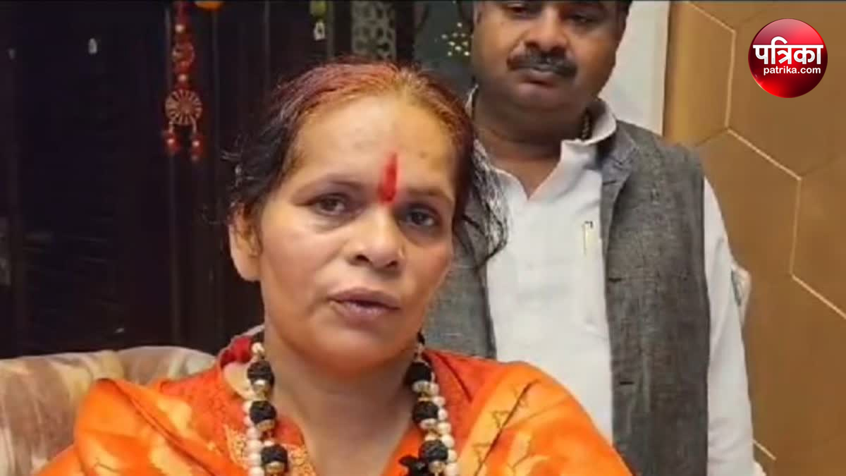 Sadhvi Prachi said No shops of non-religious people in Mahakumbh