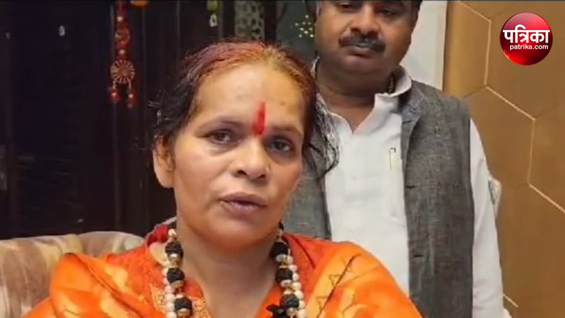 Sadhvi Prachi said No shops of non-religious people in Mahakumbh