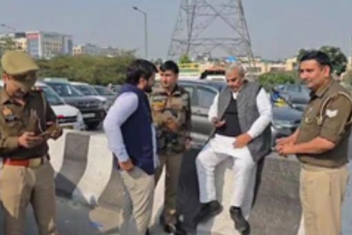 Sambhal Violence: यूपी पुल‍िस ने दिल्ली के सपा सांसदों को संभल जाने से रोका, बॉर्डर के पास लगा भारी जाम