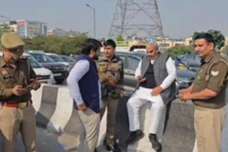 Sambhal Violence: यूपी पुलिस ने दिल्ली के सपा सांसदों को संभल जाने से रोका, बॉर्डर के पास लगा भारी जाम