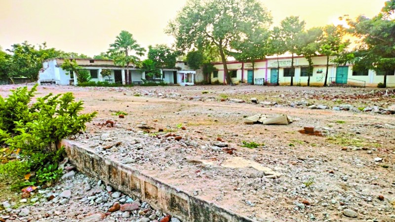 बालोद जिले के स्कूलों में शिक्षकों की कमी आम बात हो गई। नए शिक्षकों की भर्ती नहीं होने से पढ़ाई प्रभावित हो रही है। कहीं एक स्कूल से दूसरे स्कूल में अटैच का खेल चल रहा है। अब ग्रामीण व स्कूल प्रबंधन पढ़ाई की स्थिति को देखते हुए तालाबंदी कर रहे हैं तो कुछ स्कूलों में भी तालाबंदी की चेतावनी दे रहे हैं।