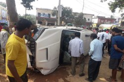 Road accident: 2 बाइक सवार समेत 3 लोगों को टक्कर मारकर पलटी स्कॉर्पियो, फेरी
व्यवसायी की मौत, भाग निकला ड्राइवर - image