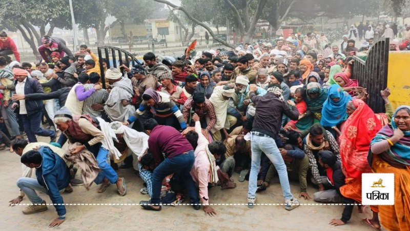 Stampede to get fertilizer in Sambhal