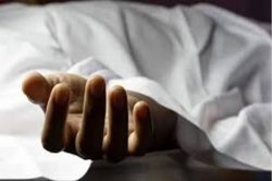 Nursing student suicide: नर्सिंग की छात्रा के चेहरे पर बंधा था प्लास्टिक, मां
कमरे में पहुंची तो नजारा देख उड़े होश, मौत - image