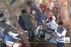 Hathras Car Accident: हाथरस में 20 फीट गहरी खाई में गिरी कार, दो महिला और दो
बच्चों की हुई मौत  - image