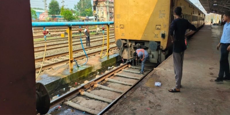 Train manager coach's brakes were bad, yet the coach left by changing its position, an accident could have happened.