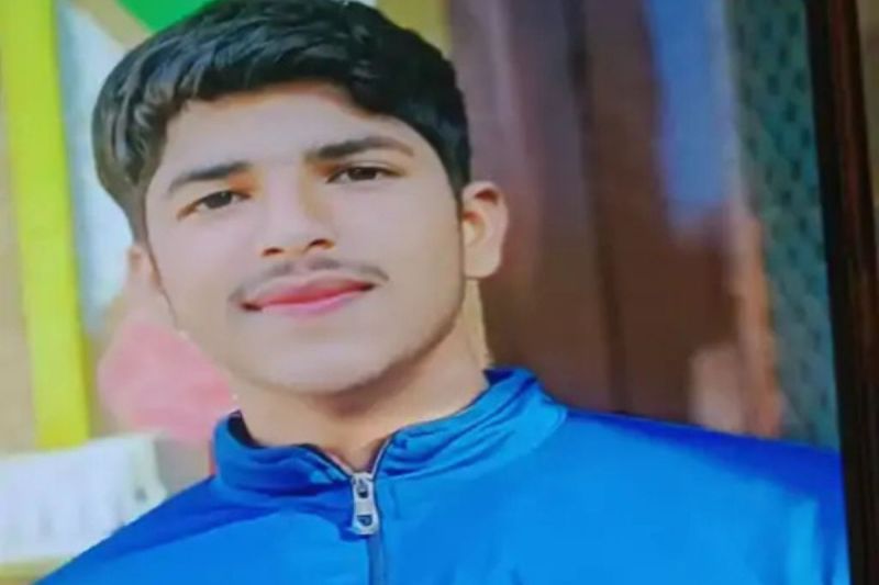 Mathura, road, accident, student, death, police