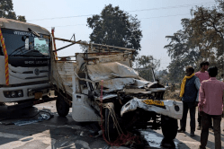 ट्रक से टकराए पिकअप में पीछे से आ घुसा एक और बेलगाम दौड़ता ट्रक, कैबिन में फंसा
ड्राइवर, बॉडी काटकर निकाला - image