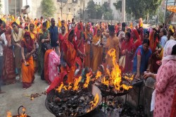 Vaikuntha Chaturdashi 2024: बैकुंठनाथ मंदिर में दीपदान के लिए उमड़ी श्रद्धालुओं
की भीड़ - image