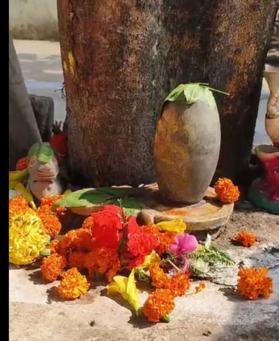 As soon as the stolen Shivling was found, the devotees got excited and worshiped it