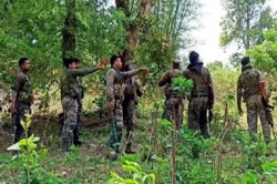 CG Naxal News: महाराष्ट्र बॉर्डर पर 5 नक्सली ढेर, दो जवानों को लगी गोली, मुठभेड़
अब भी जारी - image