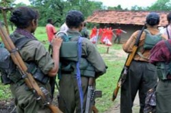 CG Naxal News: नक्‍सलियों ने जनअदालत लगाकर कर दी ग्रामीण की हत्या, इलाके में
फैली दहशत - image